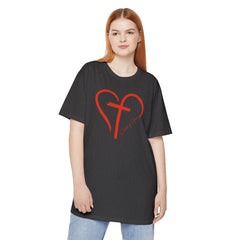 Unisex-Langkörper-Urban-T-Shirt mit Herz und Kreuz