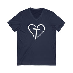 Camiseta masculina Heart and Cross de manga curta com decote em V